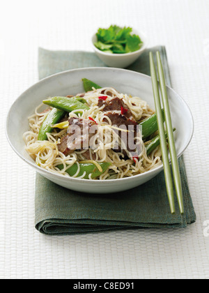 Boeuf et nouilles,sauté de pois mange-tout Banque D'Images