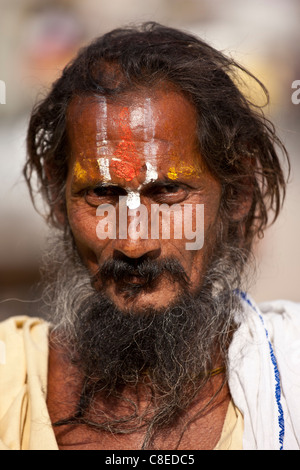 Sadhu hindou saint homme avec des marquages de rue dans Nandi près de Varanasi, Benares, Inde du Nord Banque D'Images