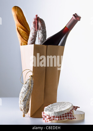 Les produits français dans un sac en papier brun Banque D'Images
