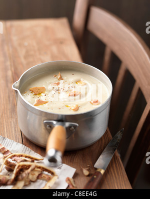 Crème de soupe de topinambour au foie gras Banque D'Images