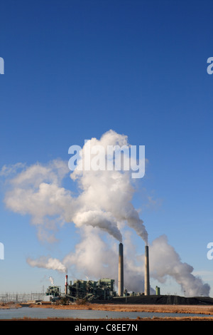 Vertical image de Cholla centrale électrique au charbon en Arizona avec les nuages de vapeur blanche et bleu ciel copy space Banque D'Images