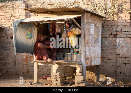 Femme indienne exposant vendant des bonbons et des jouets à Sarnath, près de Varanasi, Benares, Inde du Nord Banque D'Images