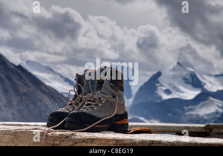 Une paire de chaussures de montagne dans les Alpes Suisses Banque D'Images