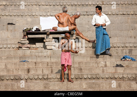 Les hommes baignade à Dharbanga Ghat par le Gange dans ville de Varanasi, Benares, Inde du Nord Banque D'Images