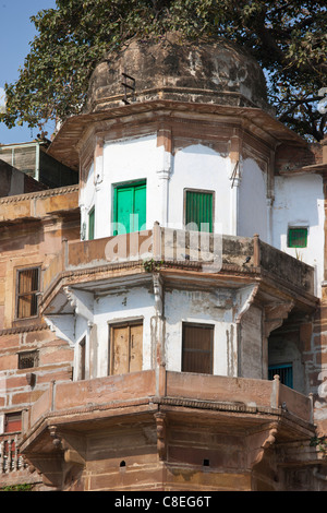 L'architecture indienne à Ranamahal Ghat par le Gange dans ville de Varanasi, Benares, Inde du Nord Banque D'Images