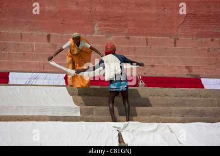 Faire la lessive à l'aide d'Indiens les eaux du Gange et les étapes de la Kali Ghat dans ville de Varanasi, Benares, Inde Banque D'Images