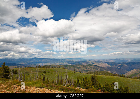 Vues de haute montagne avec puffy nuages sur ciel lointain Banque D'Images