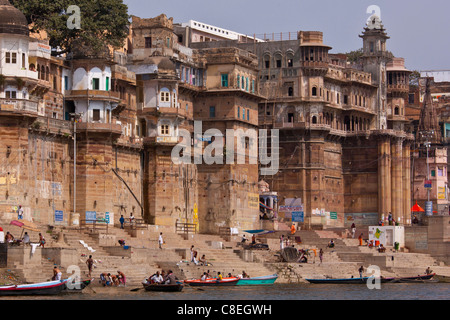 Rana Mahal Ghat sur les rives du Gange dans la ville sainte de Varanasi, Inde du Nord Banque D'Images