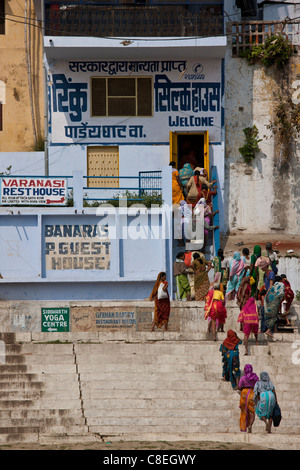 File d'attente pour les femmes indiennes silk boutique près de Chet Singh Ghat sur les rives du Gange dans la ville sainte de Varanasi, Inde du Nord Banque D'Images