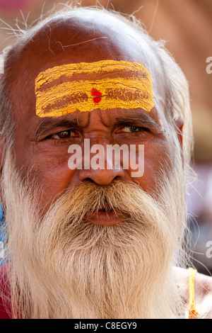 Sadhu hindou saint homme avec les marques traditionnelles de symbole de Shiva en street en ville sainte de Varanasi, Benares, Inde du Nord Banque D'Images