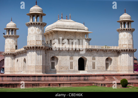 Tombe de Etimad Ud Doulah, 17e siècle tombeau Moghol construit 1628, Agra, Inde Banque D'Images