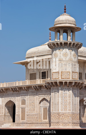 Tombe de Etimad Ud Doulah, 17e siècle tombeau Moghol construit 1628, Agra, Inde Banque D'Images