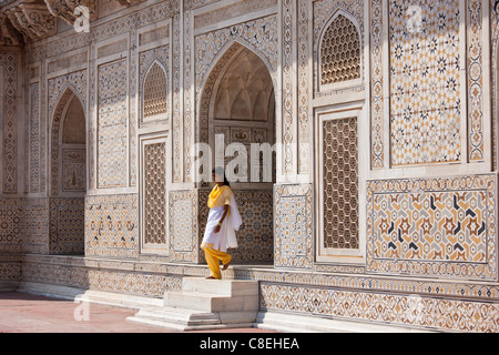 Punjabi musulmane girl au tombeau de Etimad Ud Doulah, 17e siècle tombeau Moghol construit 1628, Agra, Inde Banque D'Images