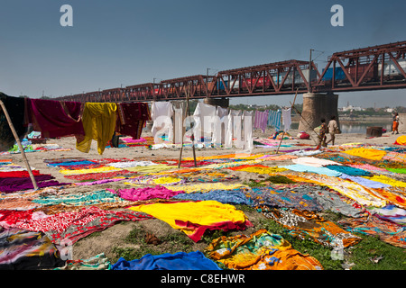 Saris et autres vêtements séchant sur les bords de la rivière Yamuna à Agra, Inde Banque D'Images