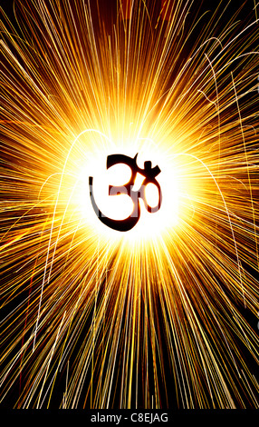 OM / hindou AUM en face de feu d'artifice d'étincelles Banque D'Images