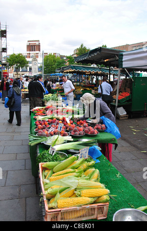 Les étals du marché à Lewisham, High Street, Lewisham, Département de Lewisham, Greater London, Angleterre, Royaume-Uni Banque D'Images