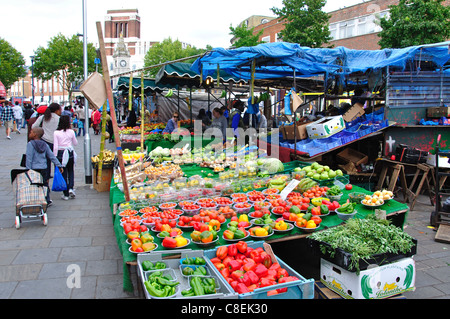 Les étals du marché à Lewisham, High Street, Lewisham, Département de Lewisham, Greater London, Angleterre, Royaume-Uni Banque D'Images