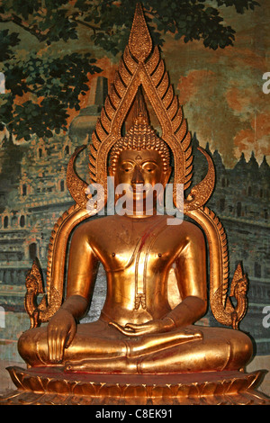 Golden Buddha statue en Brahmavira Arama Temple Bouddhiste, Bali Banque D'Images