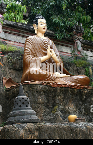 Sculpture Bouddha priant dans Brahmavira Arama Temple Bouddhiste, Bali Banque D'Images