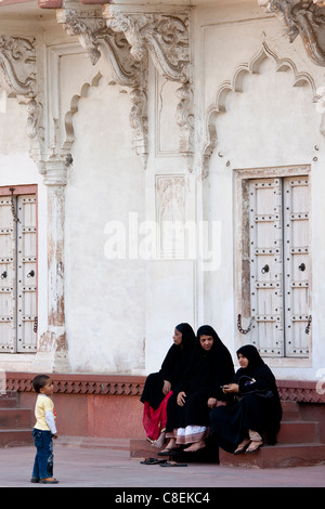 La famille musulmane au groupe Khas Mahal Palace du 17ème siècle construit par l'Empire moghol Shah Jehan pour ses filles à l'intérieur du fort d'Agra, Inde Banque D'Images