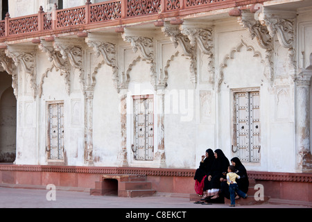 La famille musulmane au groupe Khas Mahal Palace du 17ème siècle construit par l'Empire moghol Shah Jehan pour ses filles à l'intérieur du fort d'Agra, Inde Banque D'Images