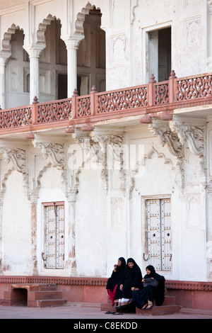 La famille musulmane au groupe Khas Mahal Palace du 17ème siècle construit par l'Empire moghol Shah Jehan pour ses filles à l'intérieur du fort d'Agra, Inde Banque D'Images