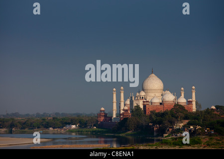 Le Taj Mahal et la rivière Yamuna au coucher du soleil de Fort d'Agra, Khas Mahal Palace, Inde Banque D'Images