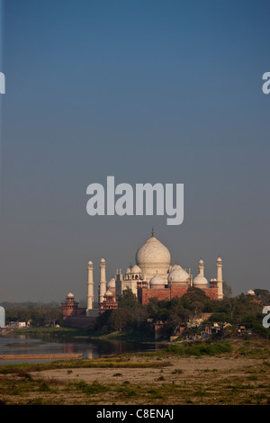 Le Taj Mahal et la rivière Yamuna au coucher du soleil de Fort d'Agra, Khas Mahal Palace, Inde Banque D'Images