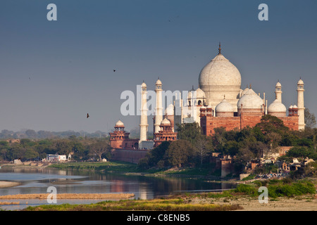 Le Taj Mahal et la rivière Yamuna au coucher du soleil de Fort d'Agra, Khas Mahal Palace, Inde Banque D'Images