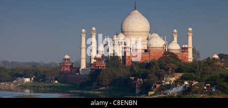 Traditionnelle hindoue bûcher funéraire crémation par le Taj Mahal et la rivière Yamuna au coucher du soleil de Fort d'Agra, Khas Mahal Palace, Inde Banque D'Images