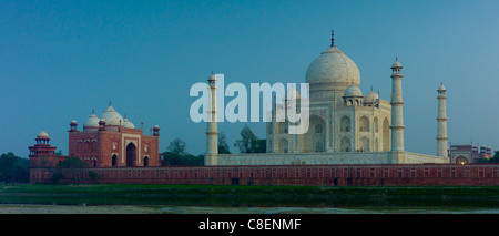 Le Taj Mahal Côté Nord vue sur rivière Yamuna au coucher du soleil , Inde Banque D'Images