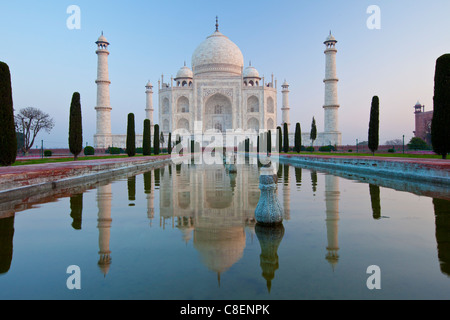 Le Mausolée du Taj Mahal le sud avec miroir d'eau et de cyprès, de l'Uttar Pradesh, Inde Banque D'Images