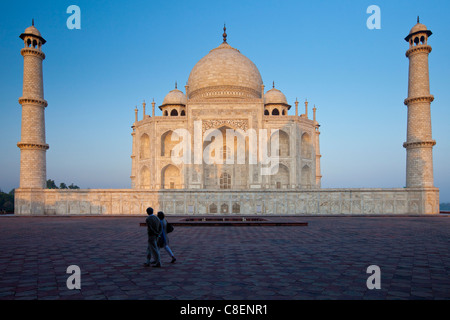 Le Mausolée du Taj Mahal eastern view (vue du Taj Mahal la mosquée), de l'Uttar Pradesh, Inde Banque D'Images