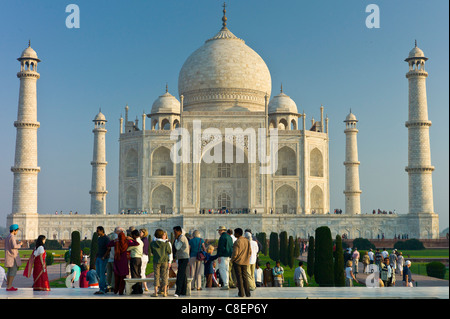 Les touristes au Mausolée du Taj Mahal le sud de l'Uttar Pradesh, Inde Banque D'Images