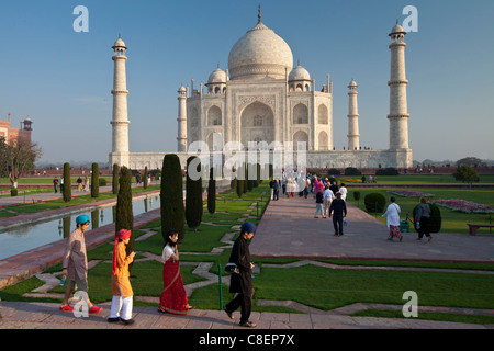 Les touristes asiatiques au Mausolée du Taj Mahal le sud de l'Uttar Pradesh, Inde Banque D'Images