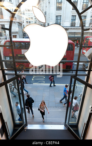 Les clients dans le hall de l'Apple store, Regent Street, Londres, Angleterre Banque D'Images