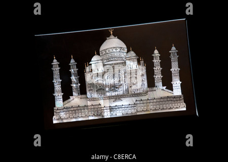 Taj Mahal souvenir, mère de pearl inlay sur en onyx noir, en vente à Subhash Emporium, Agra, Inde Banque D'Images