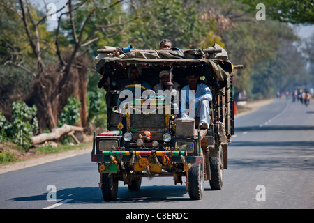 Les travailleurs indiens voyage en camion de couleur vive à Agra, Uttar Pradesh, Inde Banque D'Images