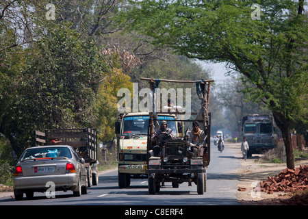 Les travailleurs indiens voyage en camion de couleur vive à Agra, Uttar Pradesh, Inde Banque D'Images