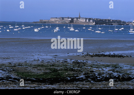 Voir, Saint-Malo, marée basse, Bretagne, Bretagne, France, Europe, bateaux Banque D'Images