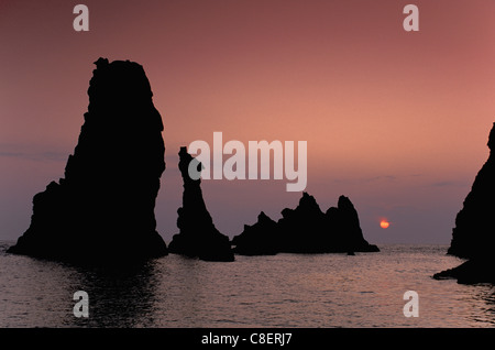 Coucher du soleil, la mer, les piles, les aiguilles de Port Coton, Belle Ile, Bretagne, France, Europe, le soleil, l'eau Banque D'Images