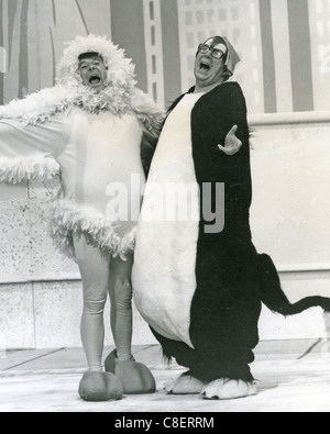 MORECAMBE ET WISE UK duo comique avec Ernie Wise à gauche et Eric Morecambe Banque D'Images