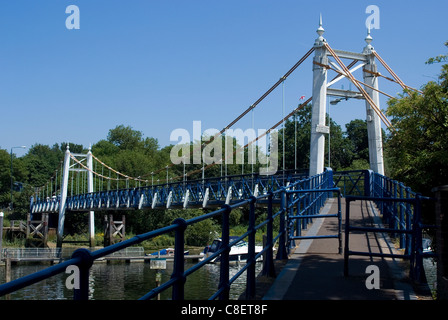 Pont sur la Tamise près de Teddington Lock, Teddington, près de Richmond, Surrey, Angleterre, Royaume-Uni Banque D'Images