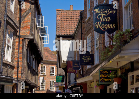 La pagaille, l'étroite rue de pans de vieux bâtiments médiévaux, York, Yorkshire, Angleterre, Royaume-Uni Banque D'Images