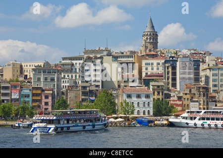 La tour de Titus (Titus Kulesi) , construit en 1348, le quartier de Beyoglu, avec une traversée en ferry de la Corne d'or, Istanbul, Turquie Banque D'Images