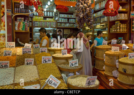 Les gens qui achètent les légumineuses, noix et d'épices au calage dans le bazar égyptien (Spice Bazaar (Misir Carsisi), Eminonu, Istanbul, Turquie Banque D'Images