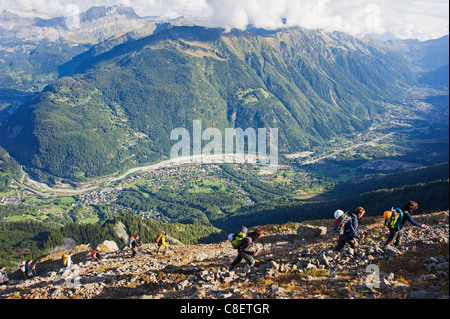 Les randonneurs au-dessus de la vallée de Chamonix, Massif du Mont Blanc, Alpes, France Banque D'Images