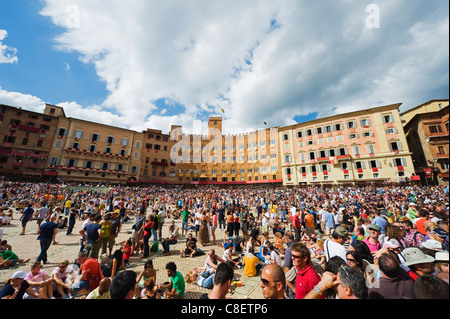 La foule à El Palio horse race festival, la Piazza del Campo, Sienne, Toscane, Italie Banque D'Images