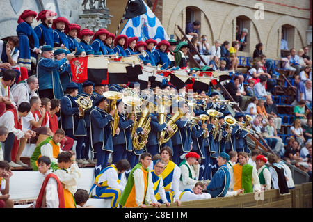 Le brass band jouer à El Palio horse race festival, la Piazza del Campo, Sienne, Toscane, Italie Banque D'Images