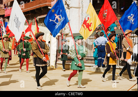 Défilé de drapeaux régionaux à El Palio horse race festival, la Piazza del Campo, Sienne, Toscane, Italie Banque D'Images